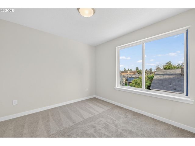 9263 E Burnside St, Portland, OR 97216