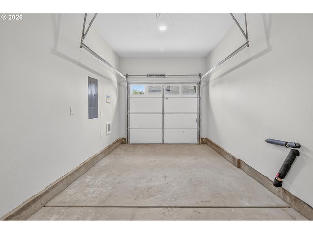 9263 E Burnside St, Portland, OR 97216