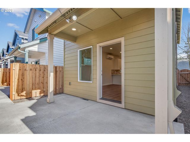 9263 E Burnside St, Portland, OR 97216