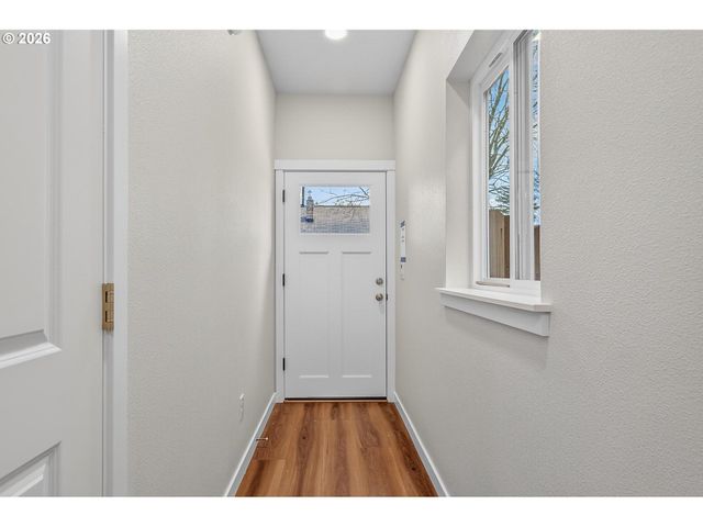 9263 E Burnside St, Portland, OR 97216