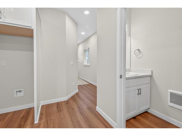 9263 E Burnside St, Portland, OR 97216