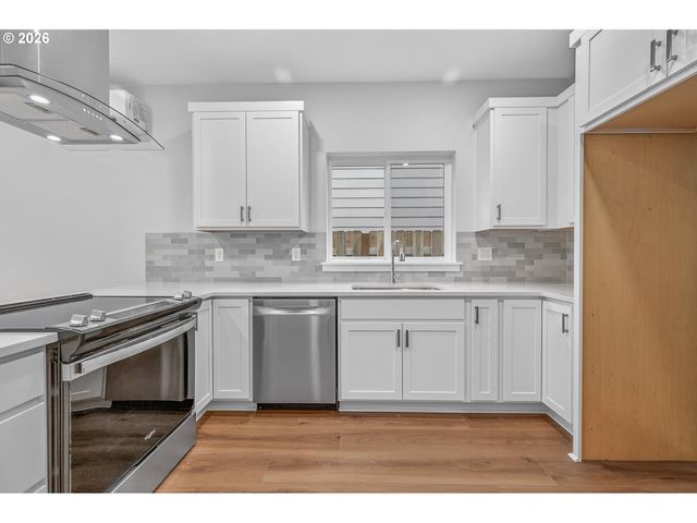 9263 E Burnside St, Portland, OR 97216