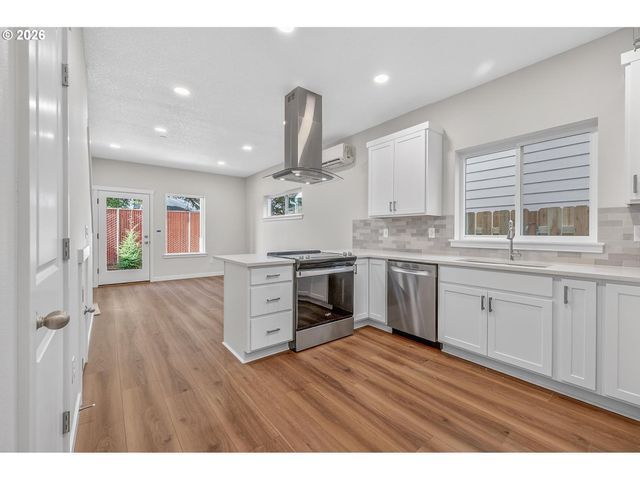 9263 E Burnside St, Portland, OR 97216