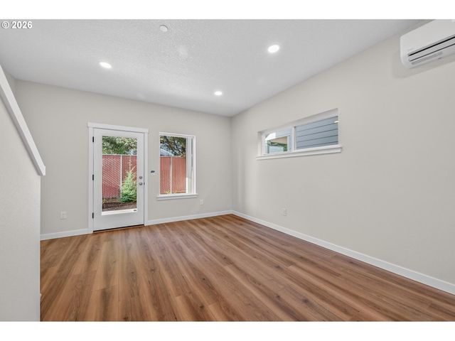 9263 E Burnside St, Portland, OR 97216