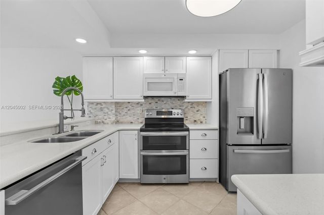 4000 NE 169th St 607, North Miami Beach, FL 33160