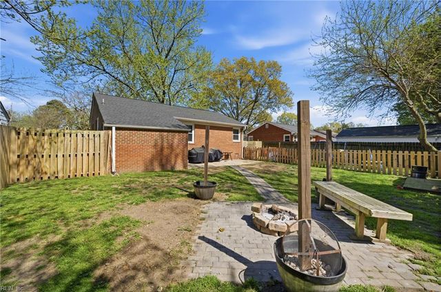 7 Ambrose LN, Hampton, VA 23663