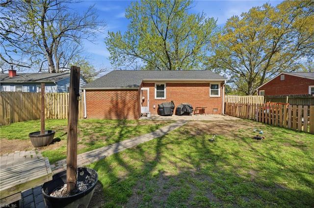 7 Ambrose LN, Hampton, VA 23663