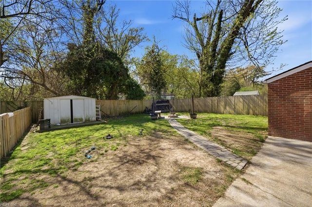 7 Ambrose LN, Hampton, VA 23663