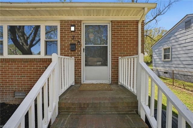 7 Ambrose LN, Hampton, VA 23663