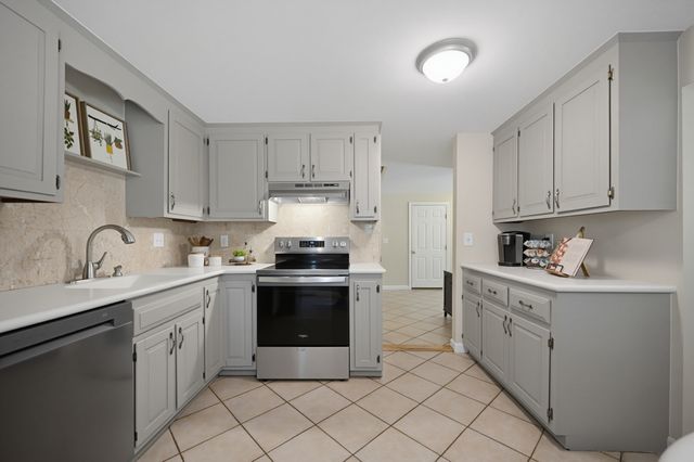21 Stagecoach Dr, Ashland, MA 01721