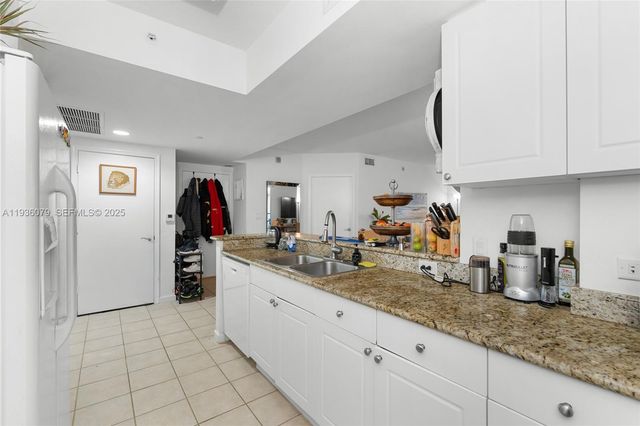 19501 W Country Club Dr 2415, Aventura, FL 33180