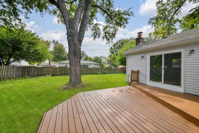 828 Valley Lane, Geneva, IL 60134