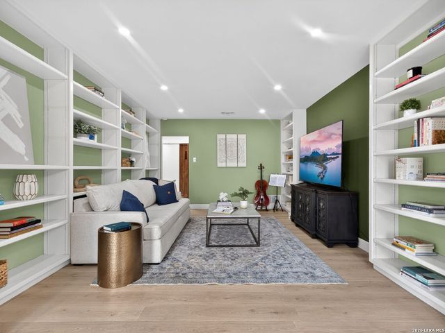 7887 N NEW BRAUNFELS AVE, San Antonio, TX 78209