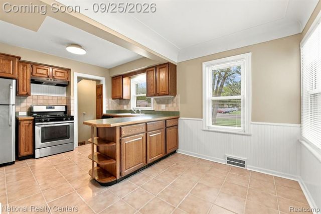 13957 Berwyn, Redford, MI 48239