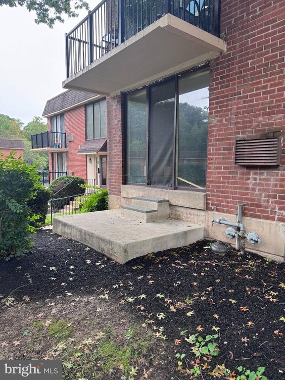 100 E GLENOLDEN AVE #B-11, GLENOLDEN, PA 19036 — exterior