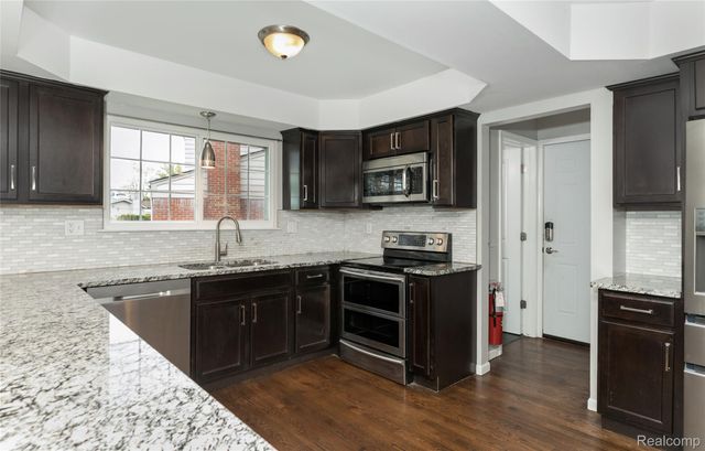 33286 Linsdale Court, Sterling Heights, MI 48310