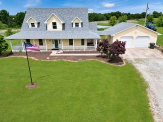 7495 E SCHOOLER RD, Centralia, MO 65240