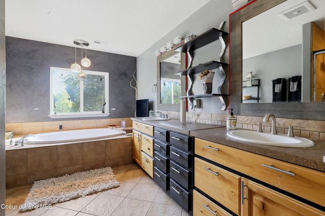 12439 N Ninebark Rd, Hauser, ID 83854