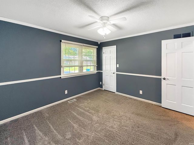 5200 Kenwood Drive, Newburgh, IN 47630
