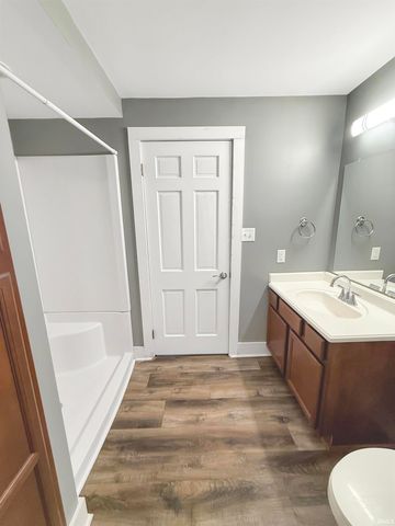 5200 Kenwood Drive, Newburgh, IN 47630