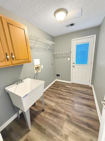 5200 Kenwood Drive, Newburgh, IN 47630