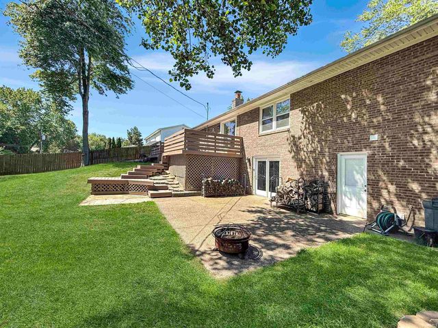 5200 Kenwood Drive, Newburgh, IN 47630