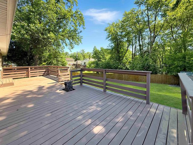 5200 Kenwood Drive, Newburgh, IN 47630