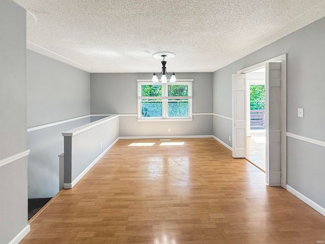 5200 Kenwood Drive, Newburgh, IN 47630
