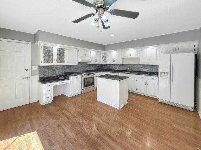 5200 Kenwood Drive, Newburgh, IN 47630