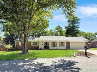 5200 Kenwood Drive, Newburgh, IN 47630