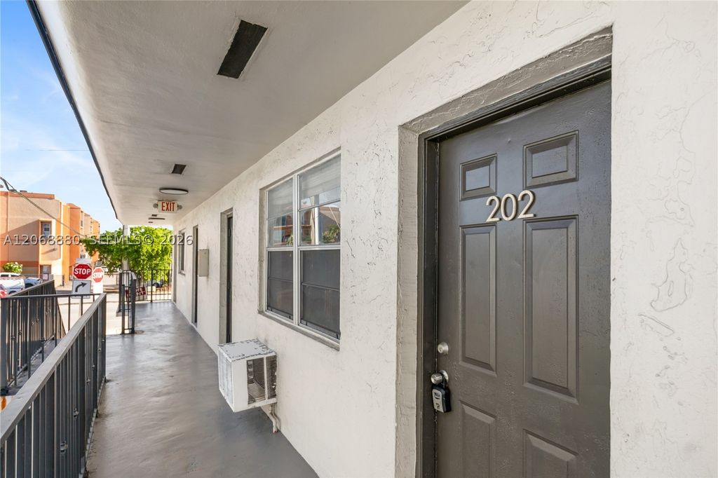 345 W 68th St 202, Hialeah, FL 33014