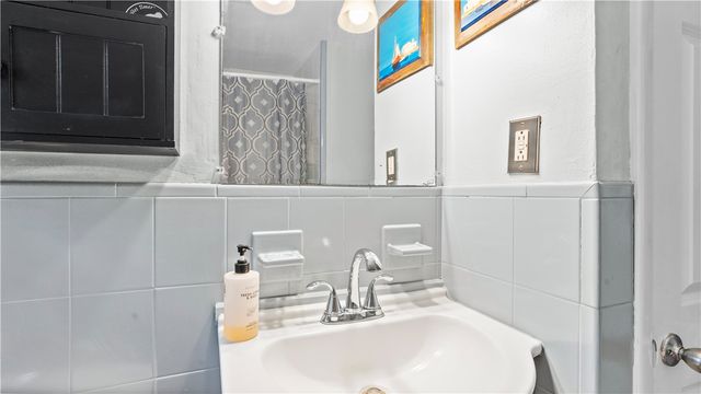 52 Brentwood Avenue, Warwick, RI 02886