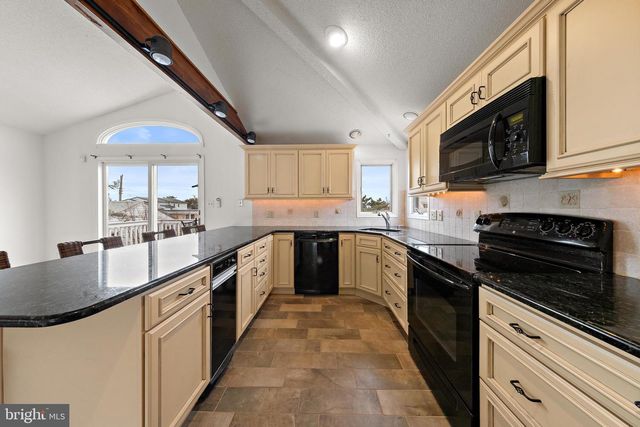 20 E 8TH ST, Barnegat Light, NJ 08006