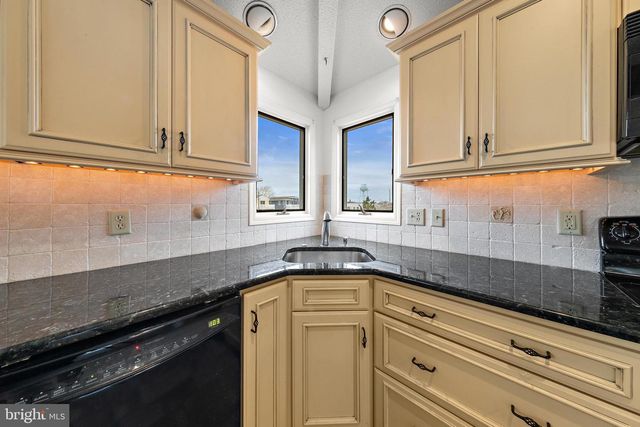 20 E 8TH ST, Barnegat Light, NJ 08006