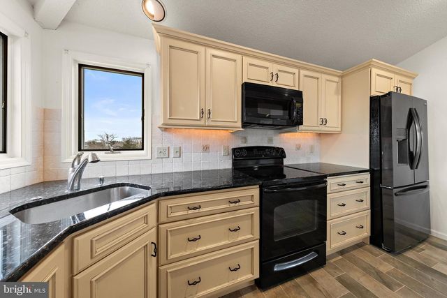 20 E 8TH ST, Barnegat Light, NJ 08006