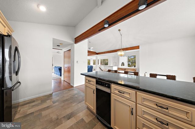 20 E 8TH ST, Barnegat Light, NJ 08006