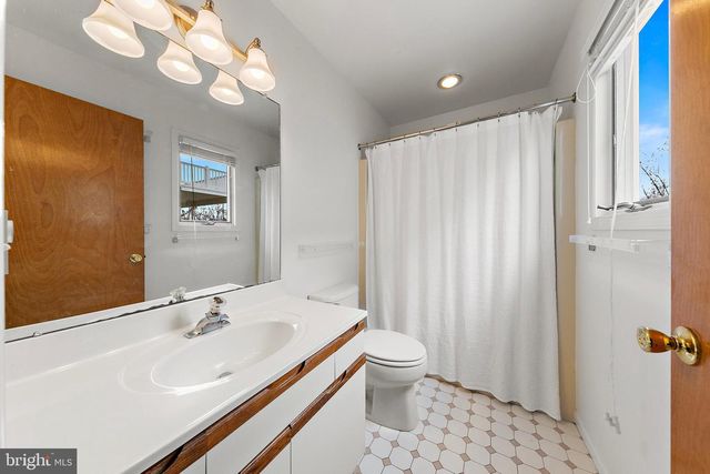 20 E 8TH ST, Barnegat Light, NJ 08006