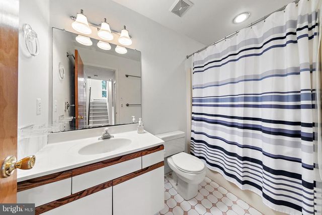 20 E 8TH ST, Barnegat Light, NJ 08006