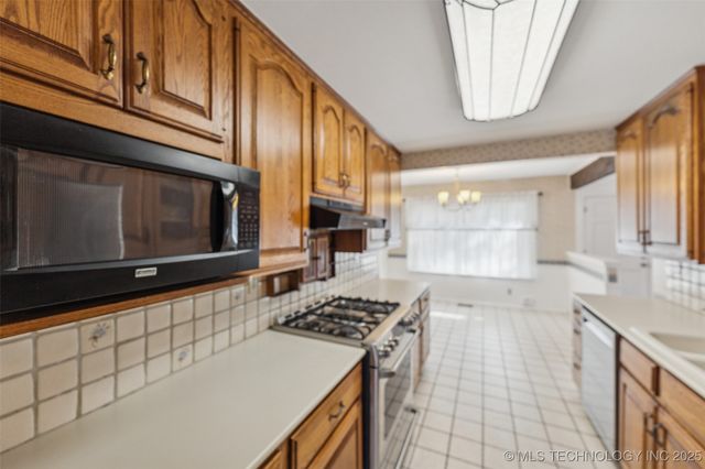 9522 E 36th Street, Tulsa, OK 74145