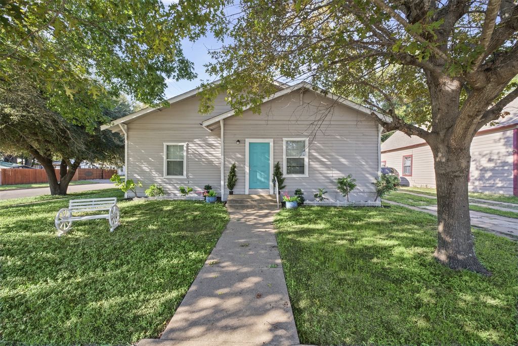 220 W Wardville Street, Cleburne, TX 76033 — photo 2