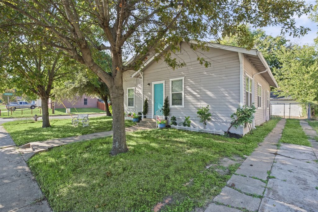 220 W Wardville Street, Cleburne, TX 76033 — photo 3