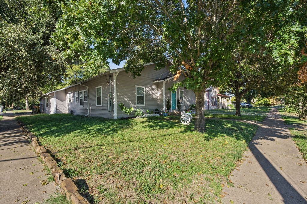 220 W Wardville Street, Cleburne, TX 76033 — photo 4