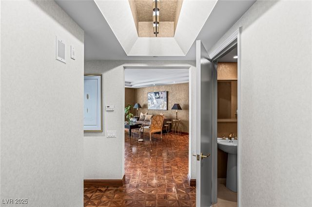 2877 Paradise Road 504, Las Vegas, NV 89109