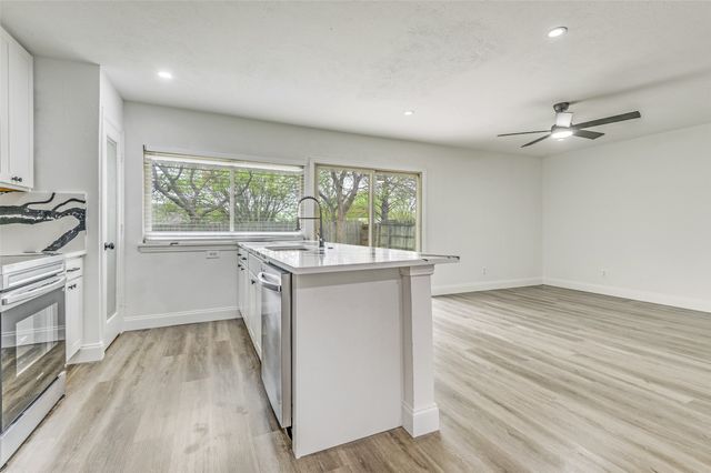 2105 Newbury Drive, Arlington, TX 76014