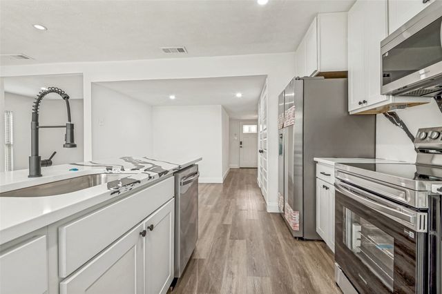 2105 Newbury Drive, Arlington, TX 76014