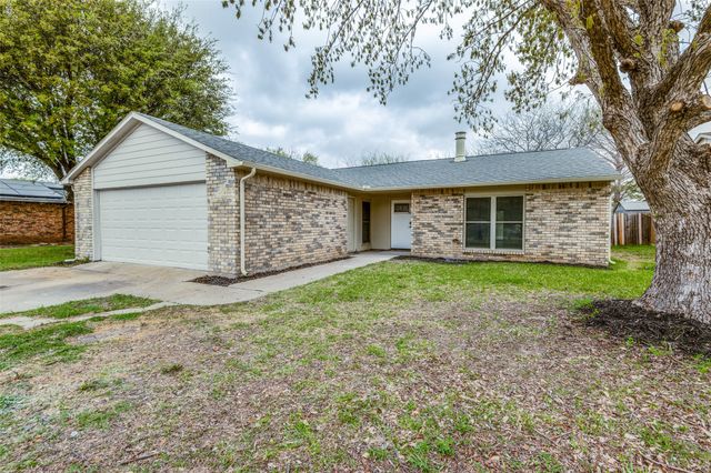 2105 Newbury Drive, Arlington, TX 76014