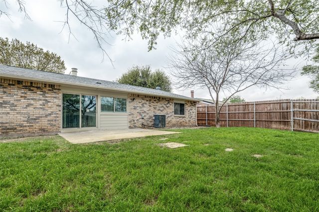 2105 Newbury Drive, Arlington, TX 76014