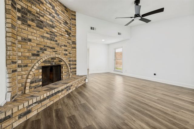 2105 Newbury Drive, Arlington, TX 76014