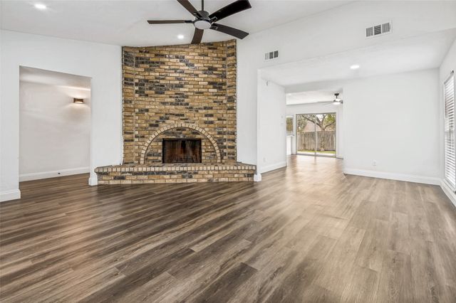 2105 Newbury Drive, Arlington, TX 76014