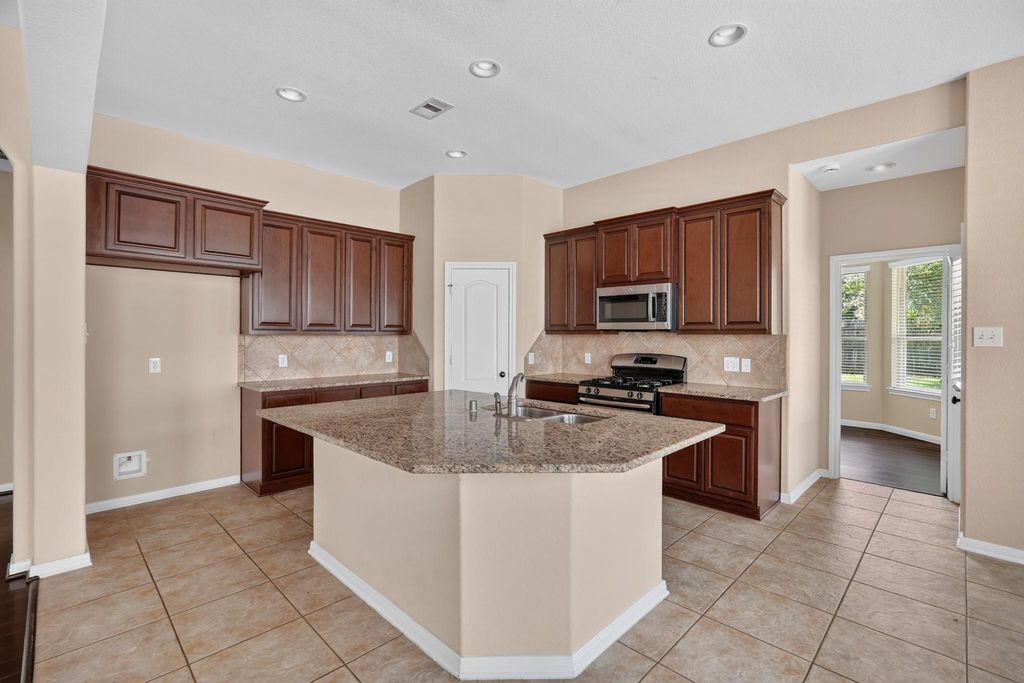15 Butternut Grove Place, Tomball, TX 77375